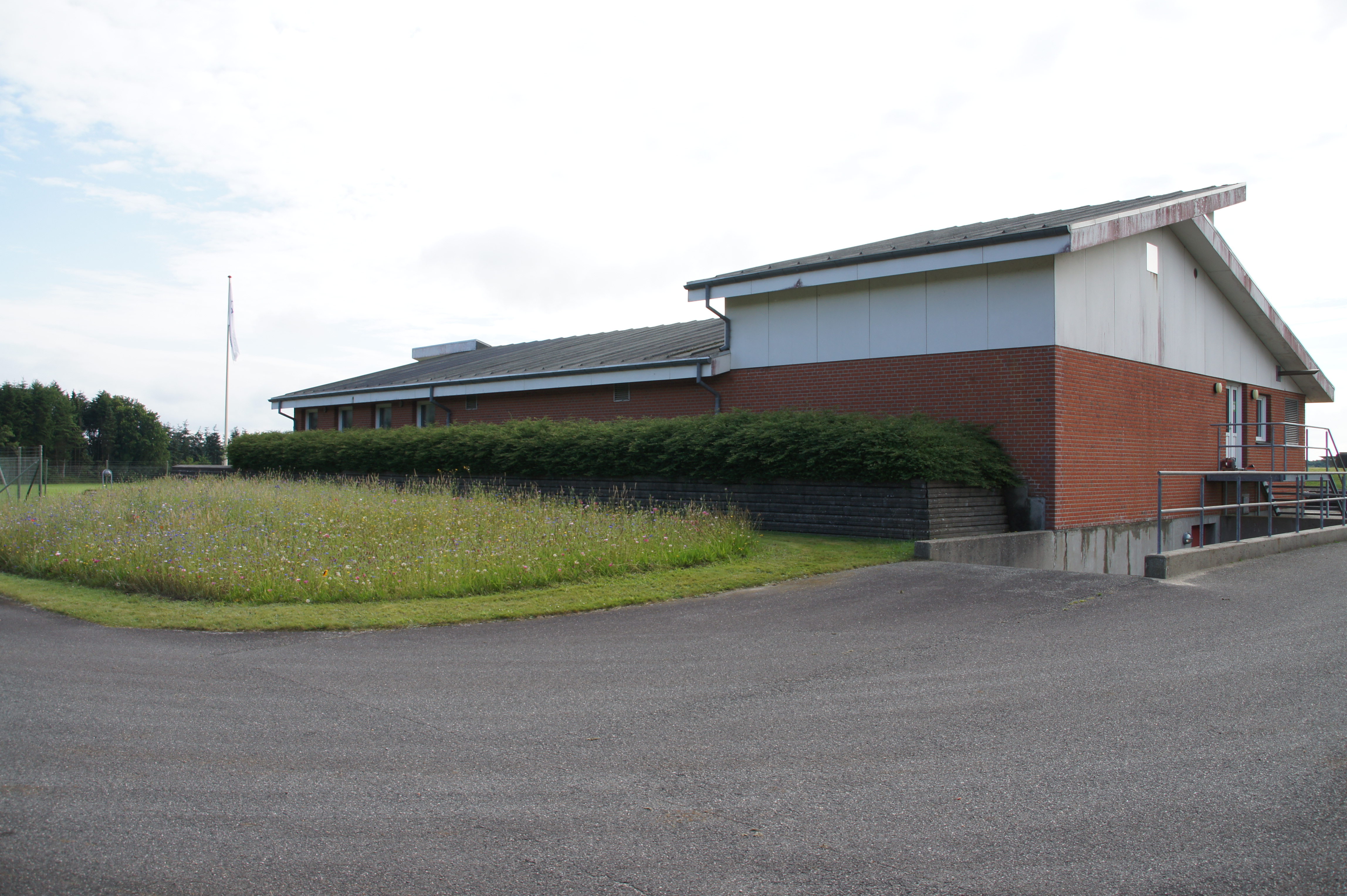 Astrup Vandværk - luftfoto af bygning, en nedgravet tank og solceller